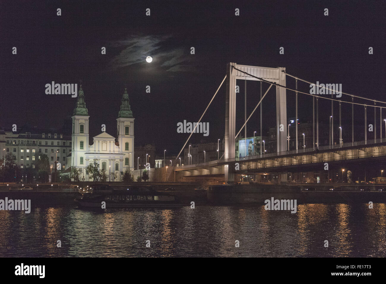 Elisabeth-Brücke und die St.-Stephans Basilika, Donau Fluss Budapest Ungarn am Abend unter einem Vollmond und helle Wolke Stockfoto