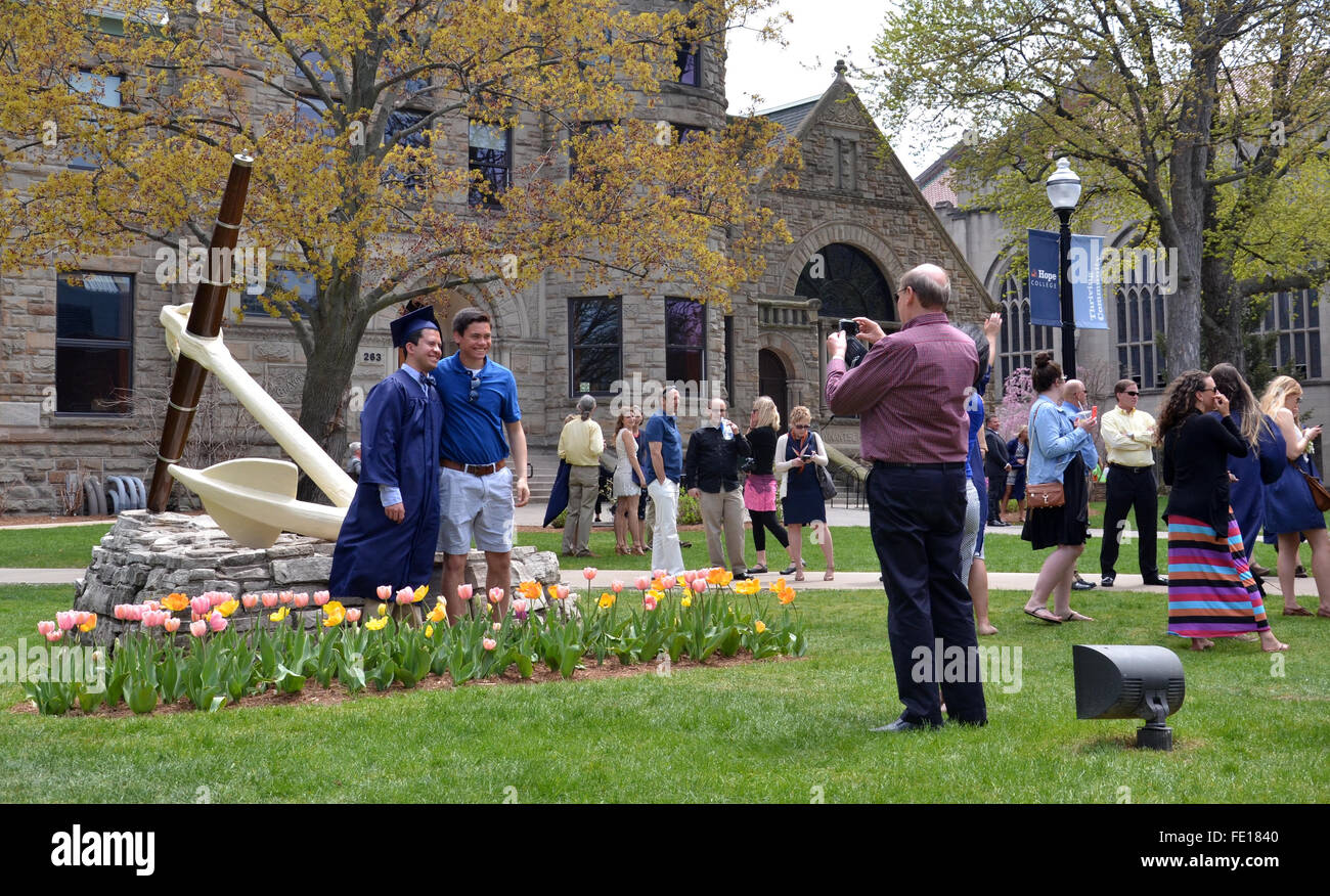 HOLLAND, MI - 3.Mai: Hope College-Absolventen erhalten ihr Foto aufgenommen am 3. Mai 2015. Stockfoto