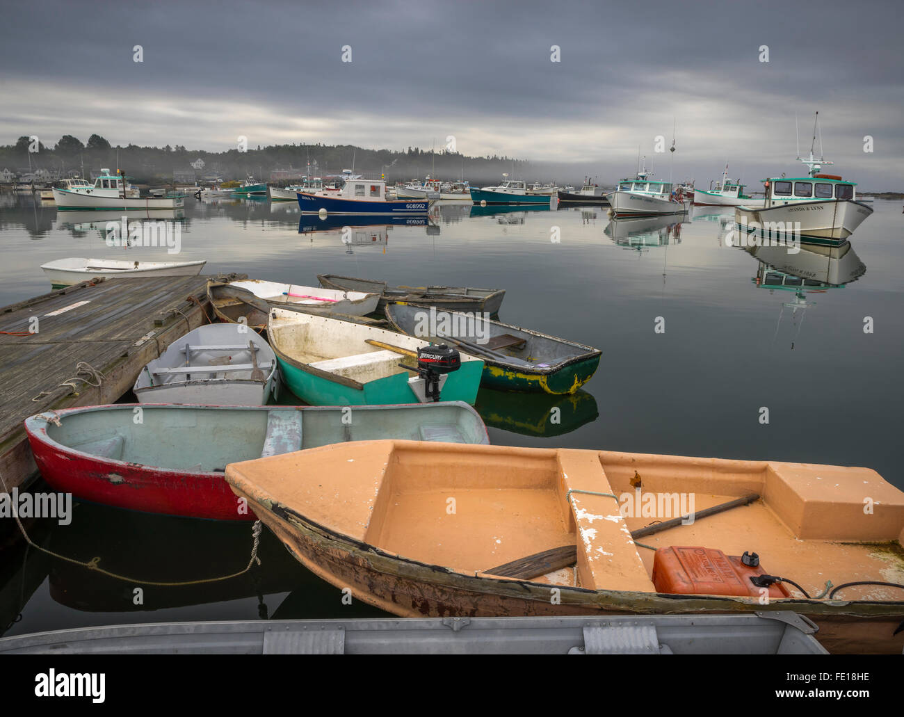 Bernard, Maine: Jollen und Lobster Boote an einem ruhigen bewölkten Morgen Stockfoto