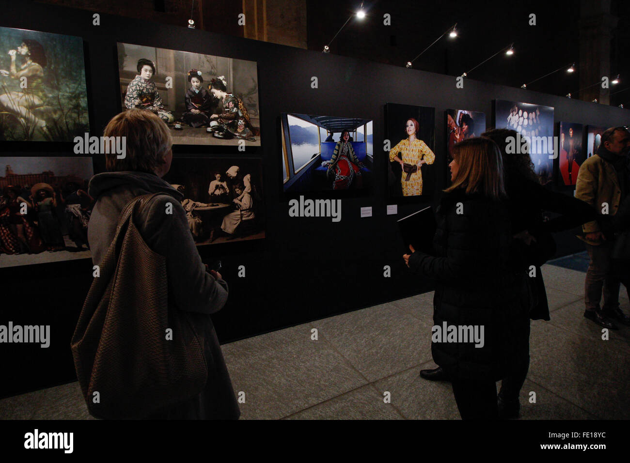 Turin, Italien. 3. Februar 2016. Die Besucher sehen das Foto während der "Fashion"-Ausstellung. Von 4 Februar bis 2. Mai 2016, Palazzo Madama Gastgeber genannte, Foto-Ausstellung "Mode. Es gibt 62 Bilder von großen Fotografen nicht nur für die kulturellen und historischen Bedeutung Kleidung und Schmuck, sondern auch für den interkulturellen und sozialen Wandels Handel. © Elena Aquila/Pacific Press/Alamy Live-Nachrichten Stockfoto