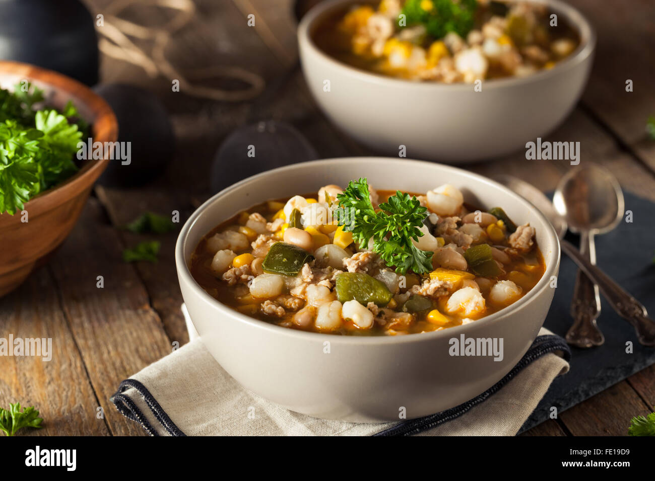 Warme hausgemachte weiße Bohnen Chicken Chili mit Paprika und Mais Stockfoto