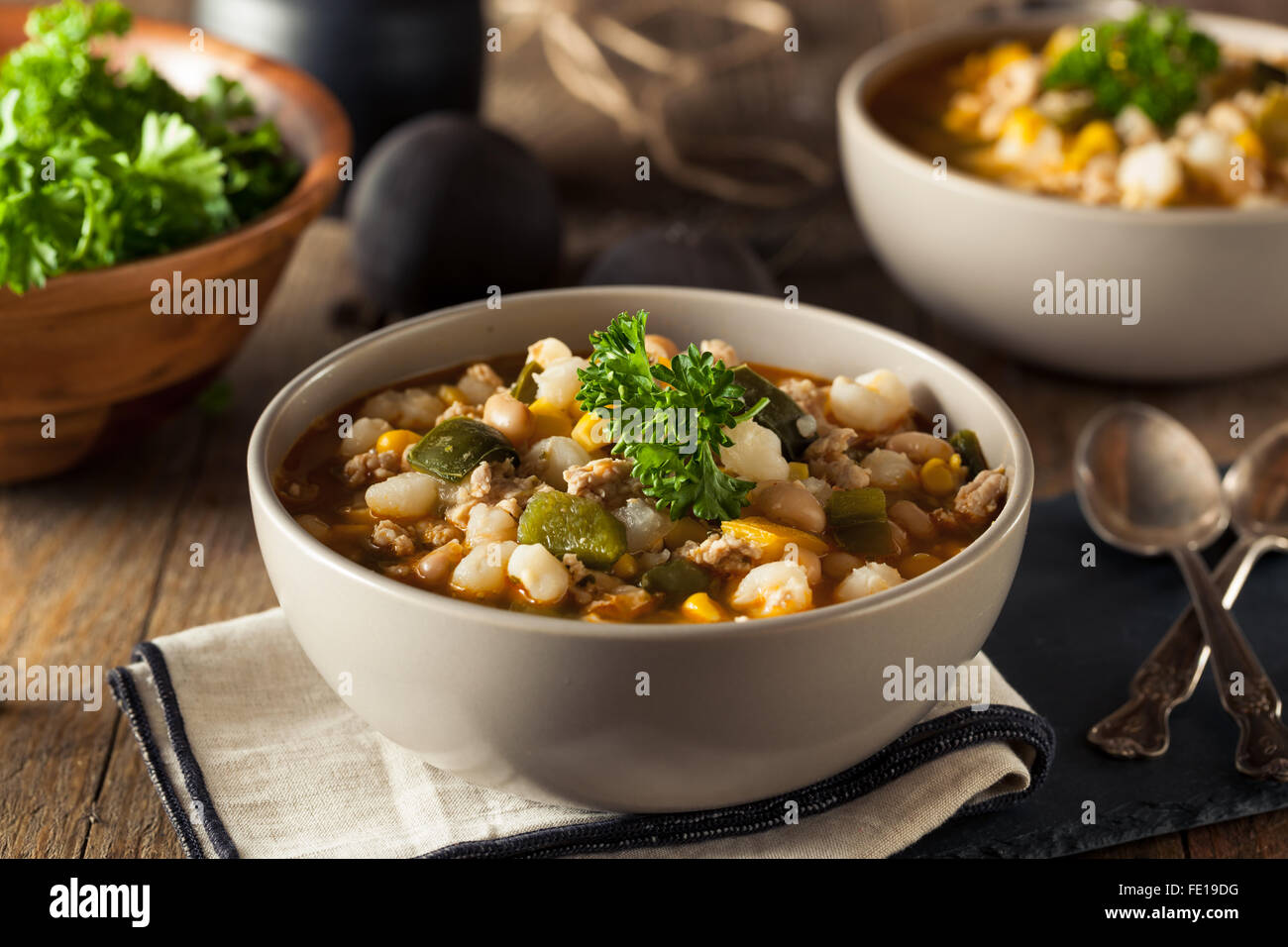 Warme hausgemachte weiße Bohnen Chicken Chili mit Paprika und Mais Stockfoto