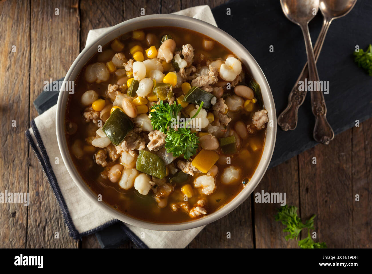 Warme hausgemachte weiße Bohnen Chicken Chili mit Paprika und Mais Stockfoto