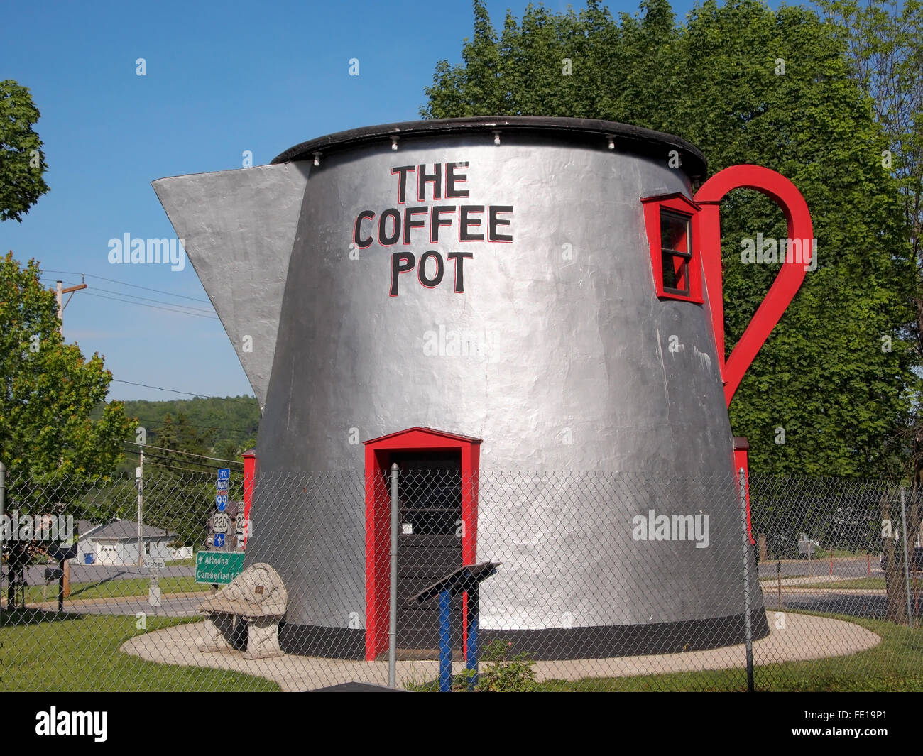 BEDFORD, PENNSYLVANIA – 24. Mai 2015: Der Kaffeekanne, eine große Kaffeekanne 18 ft geformt Gebäude am Lincoln Highway, in den USA. Stockfoto