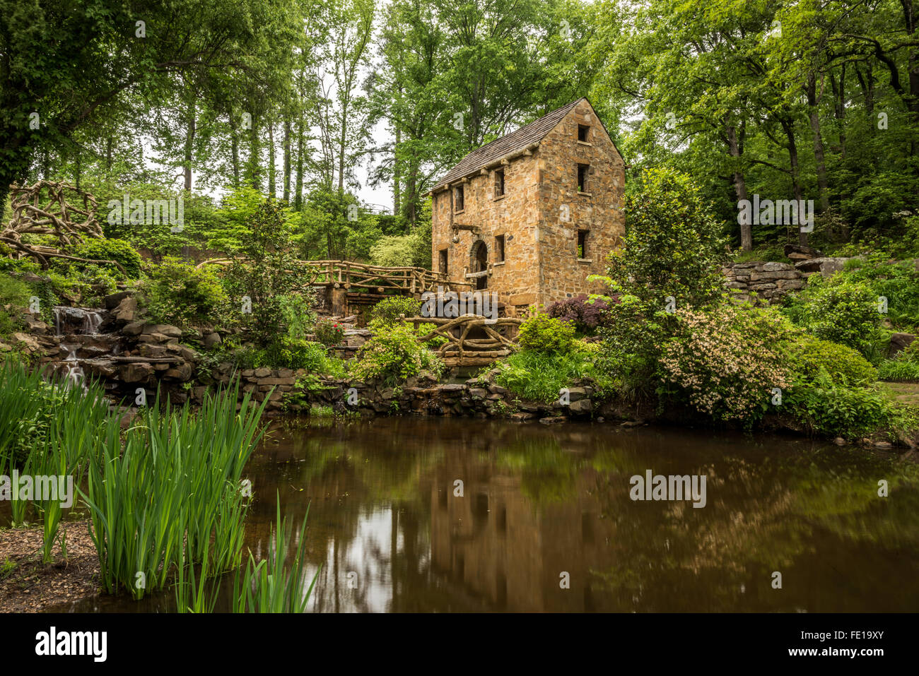 Rock Mahlgutmühle neben Teich Stockfoto