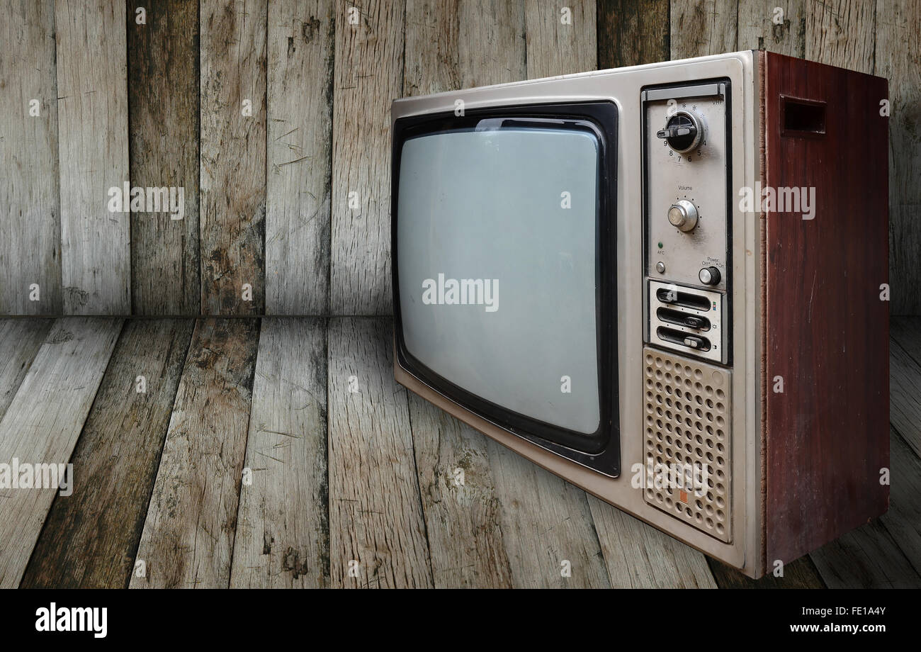 alten Fernseher im Raum aus Holz Stockfoto