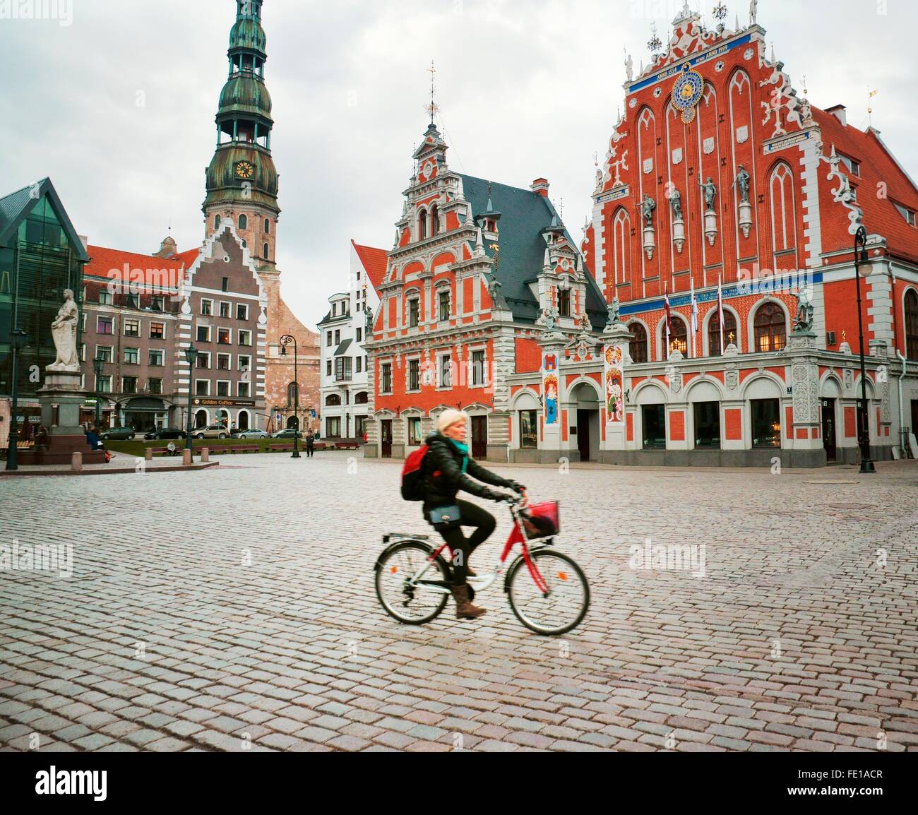 Riga, Lettland. Rathausplatz, Ratslaukums. Schwarzhäupterhaus auf rechten Seite. St. Peters Kirche hinter Stockfoto
