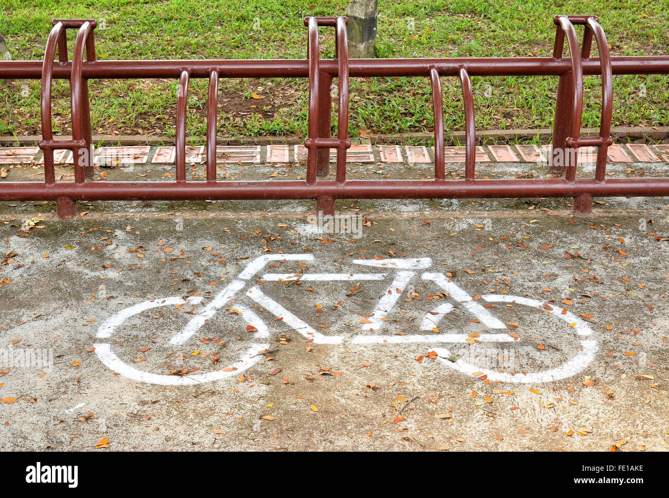 Ein Zeichen der Radweg und Parkplatz Stockfoto