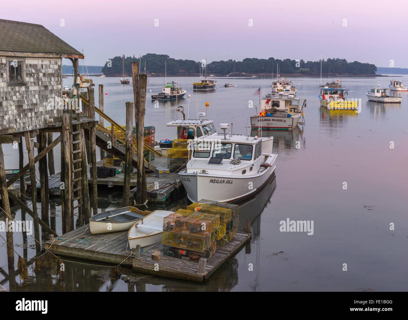 Zentrale Küste, Maine: Hafen, Blick auf Boote und Docks des Hafens Freundschaft Stockfoto