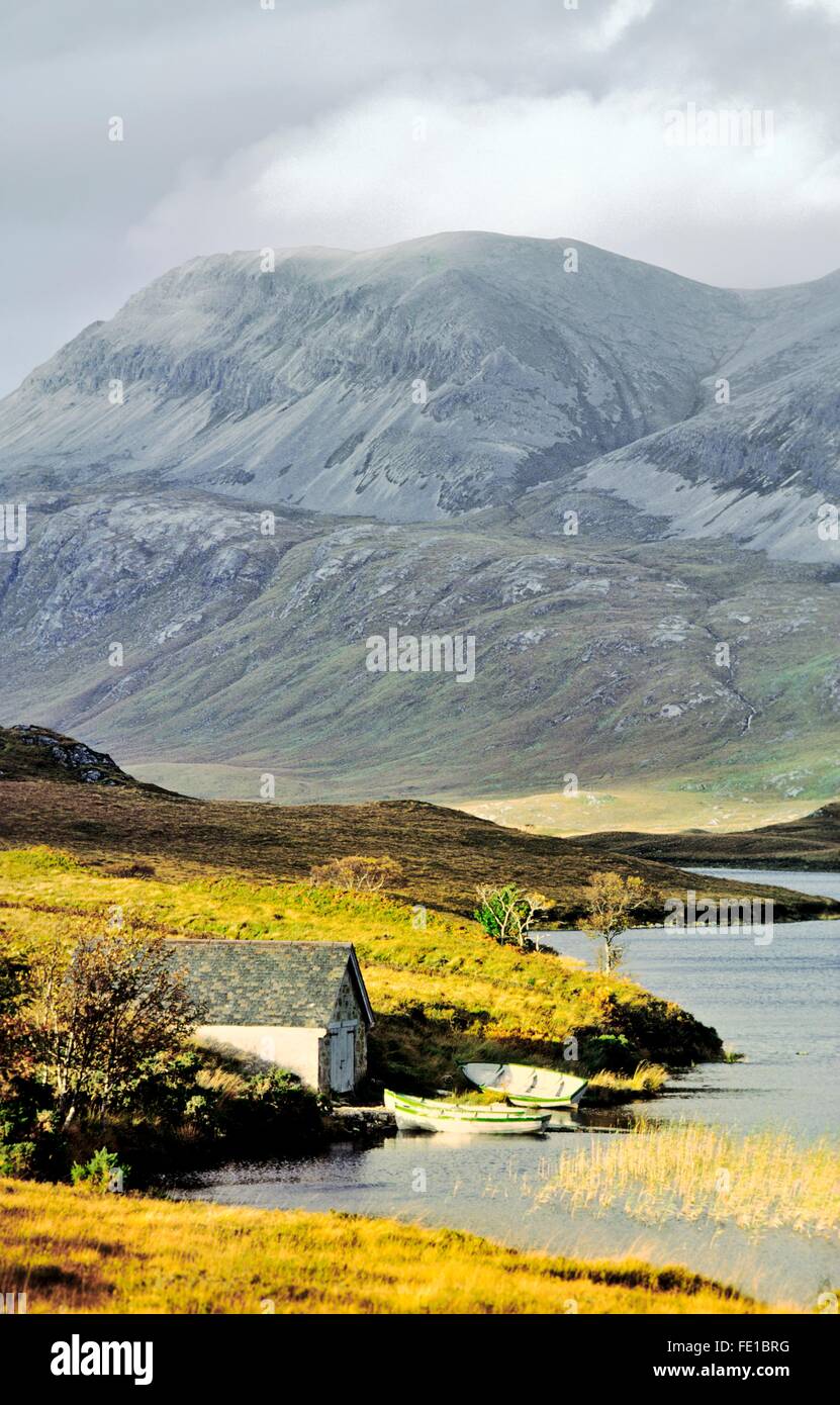 Bootshaus am Ufer von Loch More in N W schottischen Highlands mit Arkle Berg hinter. Schottland, Großbritannien Stockfoto