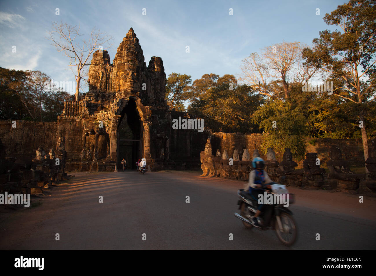 Motorräder auf der Durchreise Southgate von Angkor Thom, Kambodscha, Siem Reap-Sonnenuntergang Stockfoto