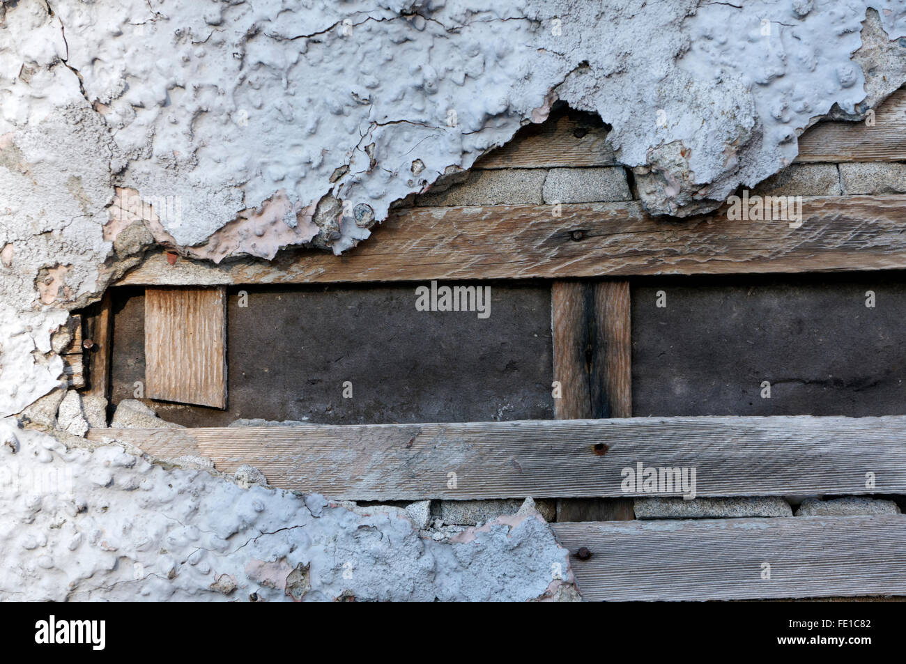 Loch im Außenbereich Stuck Wand verursacht durch Wasserschaden Stockfoto