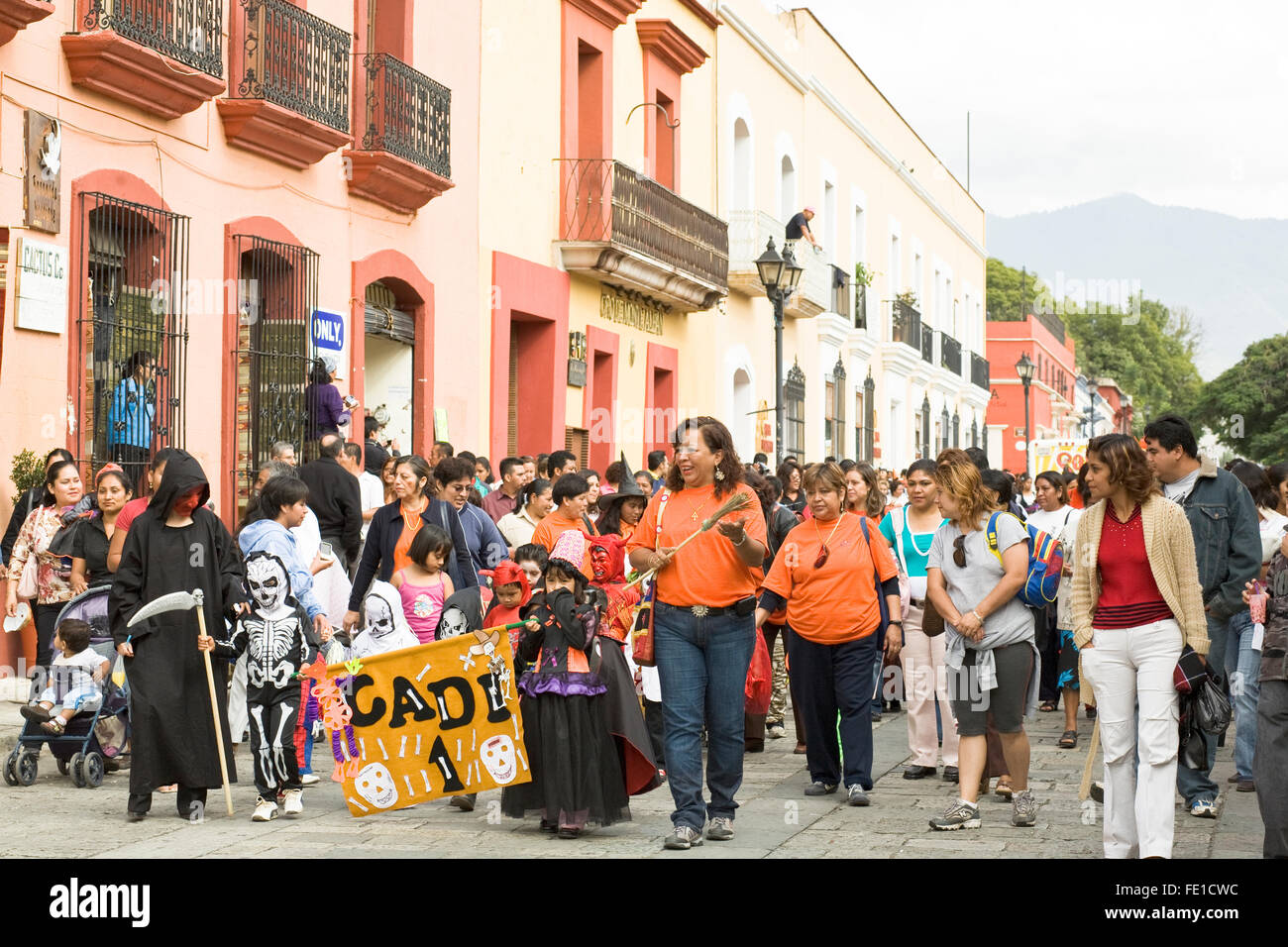 Die Menschen gekleidet in traditionelle Kostüme Halloween Parade marschiert, Oaxaca City, Oaxaca, Mexiko Stockfoto