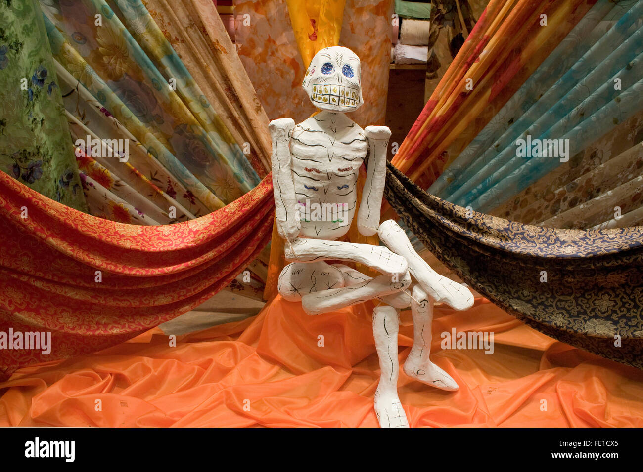 Eine Volkskunst Skelett auf dem Display für den Tag der Toten in einem Stoff-Schaufenster, Oaxaca, Mexiko Stockfoto