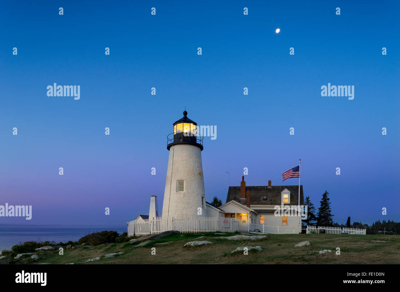 Lincoln County, Maine: Pemaquid Point Lighthouse (1835) in der Morgendämmerung mit Mond Stockfoto
