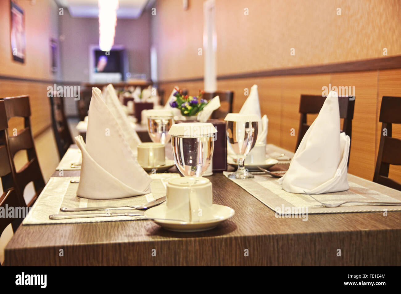 Vorbereiteten Tisch im Speisesaal eines Hotels Stockfoto