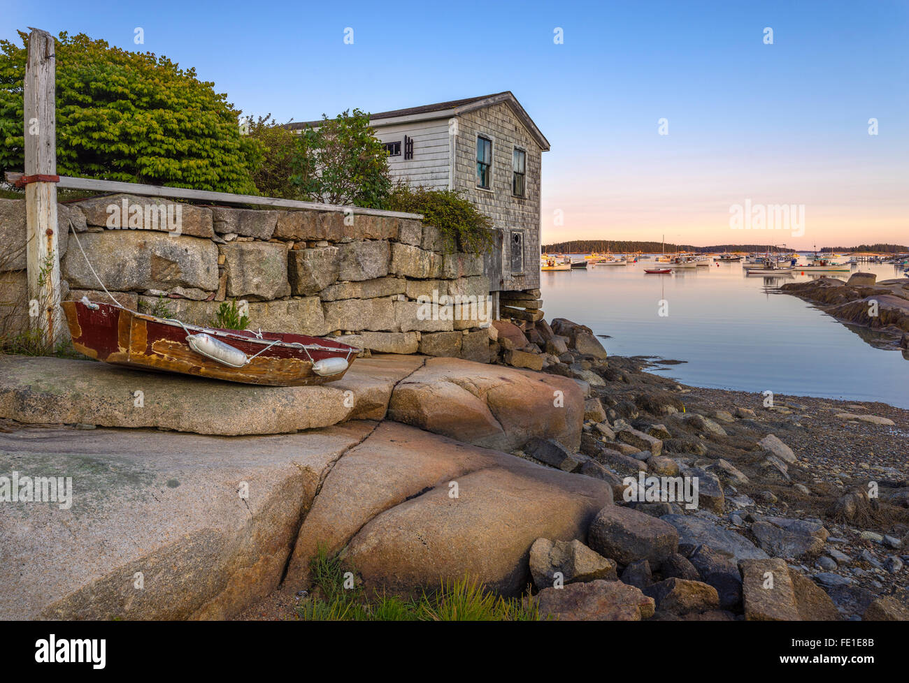 Stonington; Maine:; Hölzernen Rudern Kinderwagen auf einem Felsen-Regal bei Ebbe Stockfoto