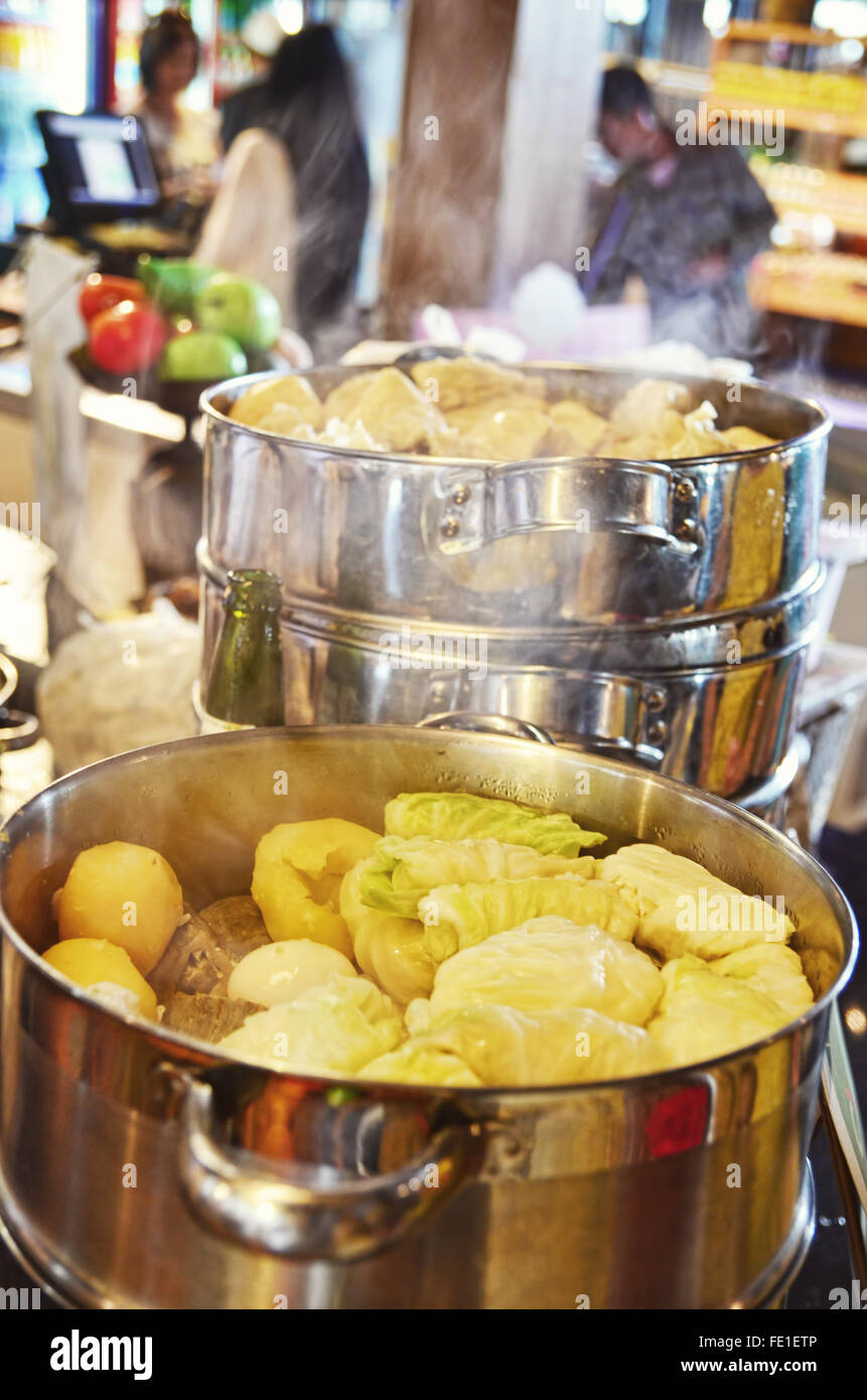 Gekochte Siomay/Shumai in heißen dampfenden Topf Stockfoto