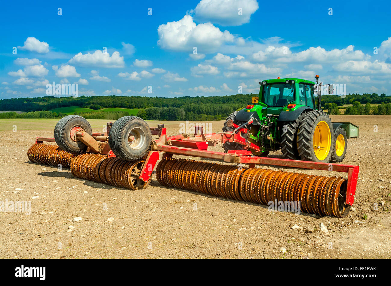John Deere Traktor Abschleppen breite Walze - Frankreich