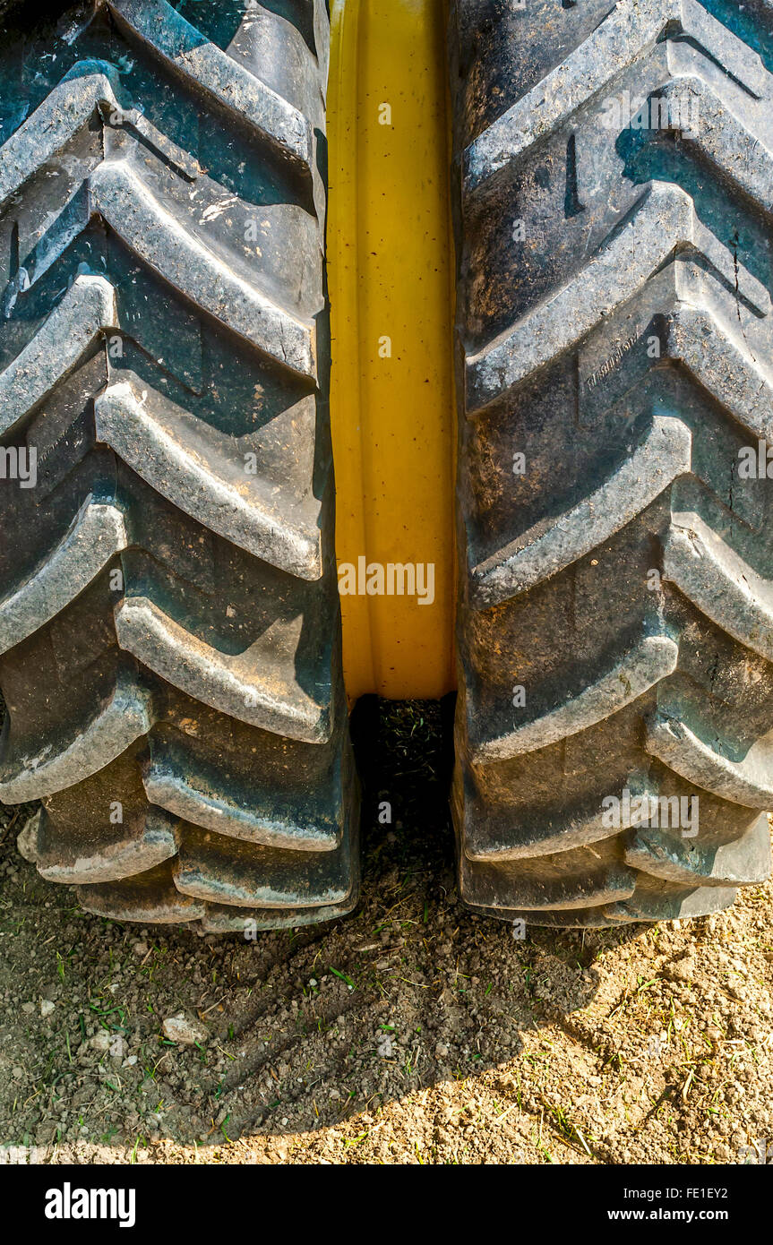 Detail der gerippten Traktor-Reifen-Laufstreifen - Frankreich. Stockfoto