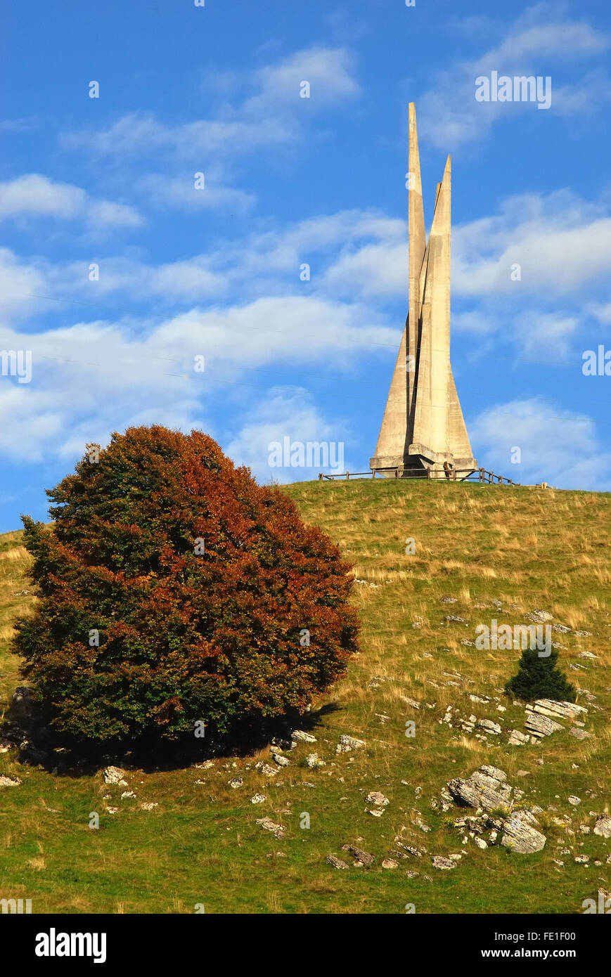 Lusiana, Hochebene von Asiago oder (Altopiano dei Sette Comuni), Italien. Monte Corno, das Denkmal für die Partisanen in Erinnerung an den heftigen Kämpfen, die in diesen Bergen während des zweiten Weltkrieges stattfand. Stockfoto