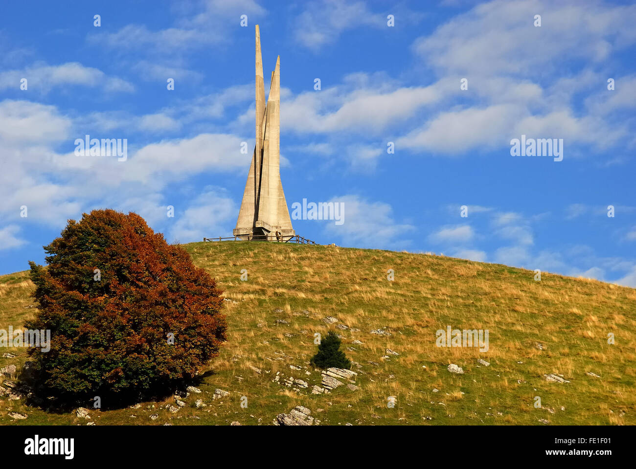 Lusiana, Hochebene von Asiago oder (Altopiano dei Sette Comuni), Italien. Monte Corno, das Denkmal für die Partisanen in Erinnerung an den heftigen Kämpfen, die in diesen Bergen während des zweiten Weltkrieges stattfand. Stockfoto