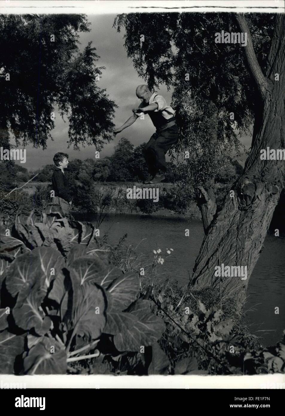 1958 - '' Tarzan'' Gunnell kommt von einer '' Uhr '': vom Zischen Flussufer Weidenbaum, Frank Gunnell Jur Wohnheim nach einem Zwischenspiel und Fluss zu beobachten. Sein Neffe - Uhren, bei einem Besuch von Worcester - ihn. © Keystone Bilder USA/ZUMAPRESS.com/Alamy Live-Nachrichten Stockfoto