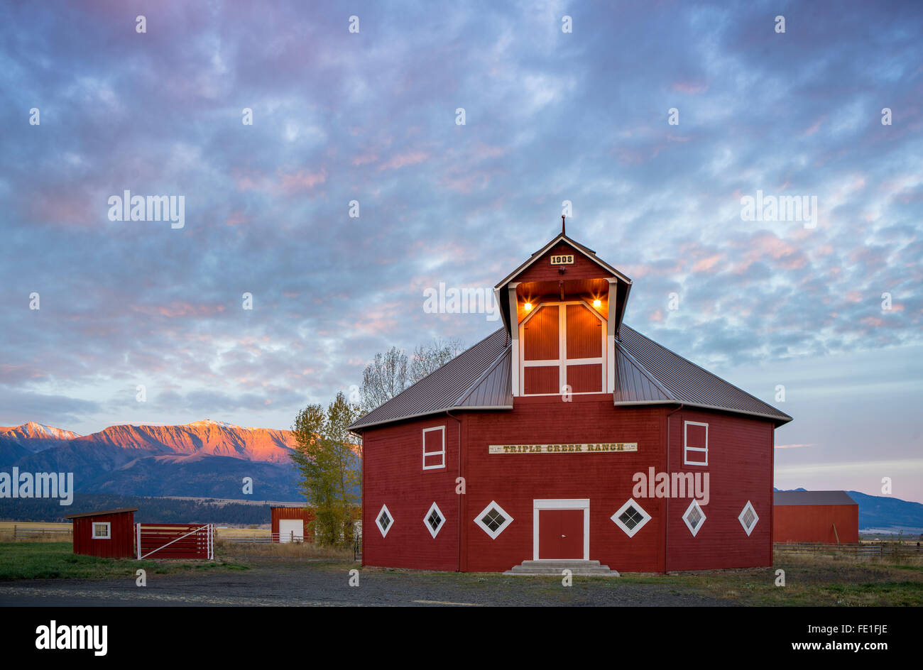 Wallowa County, OR: Achteckige Scheune der Triple Creek Ranch im Morgengrauen Stockfoto
