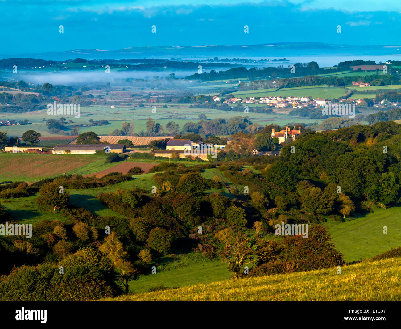Blick auf ländliche Landschaft des östlichen Teils von der Isle Of Wight in Südengland England an einem nebligen Spätsommer-Morgen Stockfoto