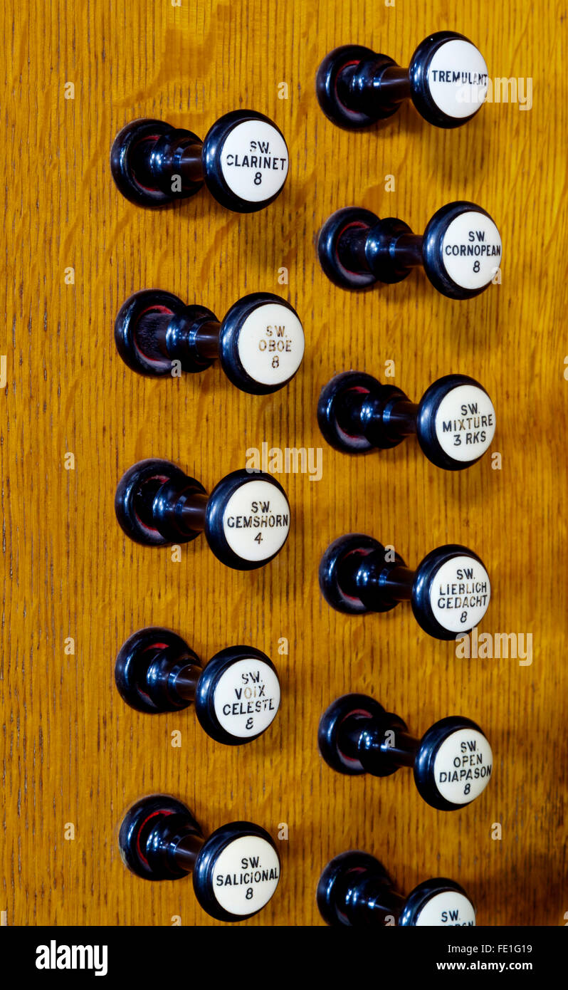 Nahaufnahme der Haltestellen auf einer traditionellen Kirchenorgel verwendet, um die Töne des Instruments zu variieren Stockfoto