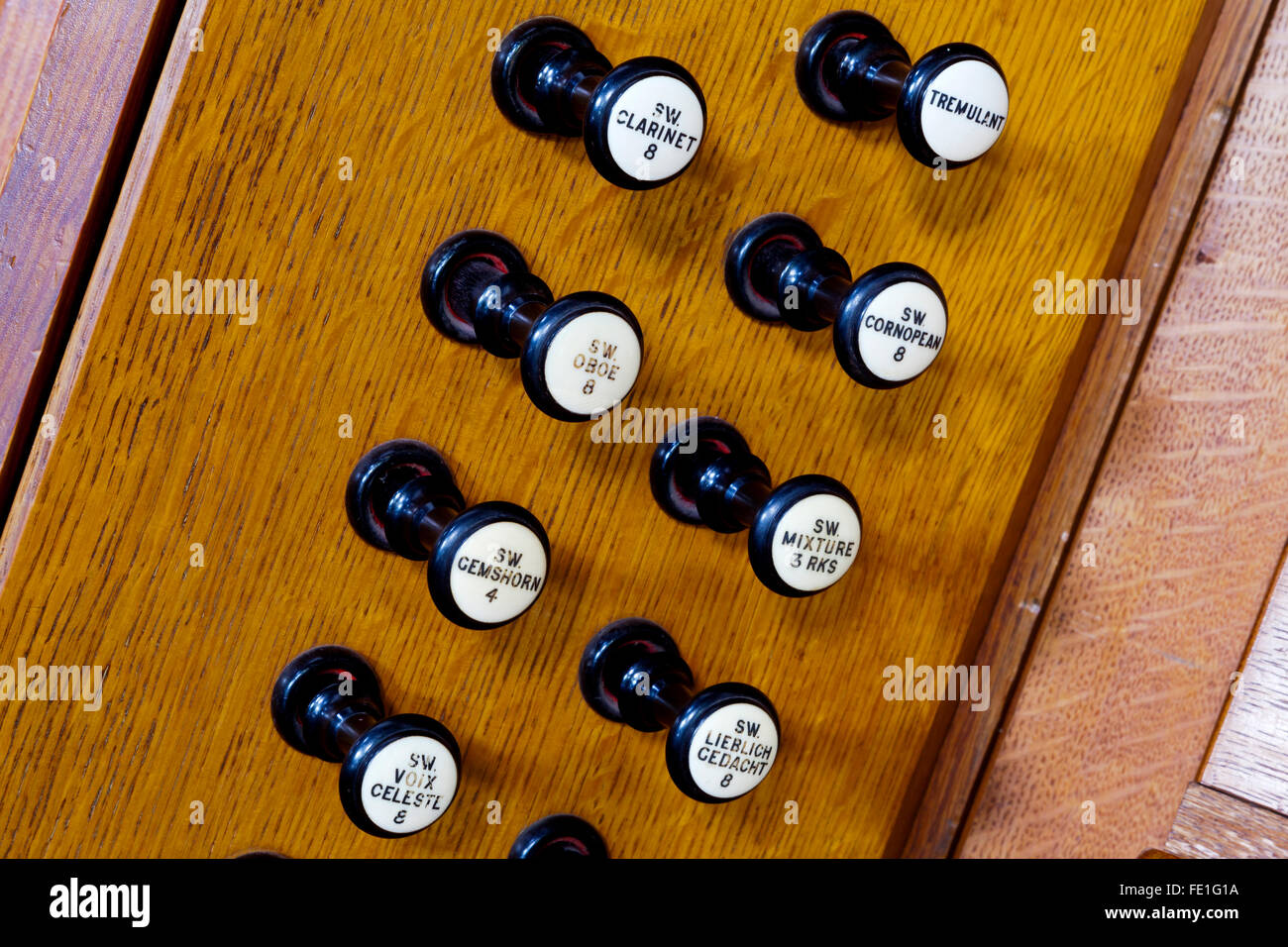 Nahaufnahme der Haltestellen auf einer traditionellen Kirchenorgel verwendet, um die Töne des Instruments zu variieren Stockfoto