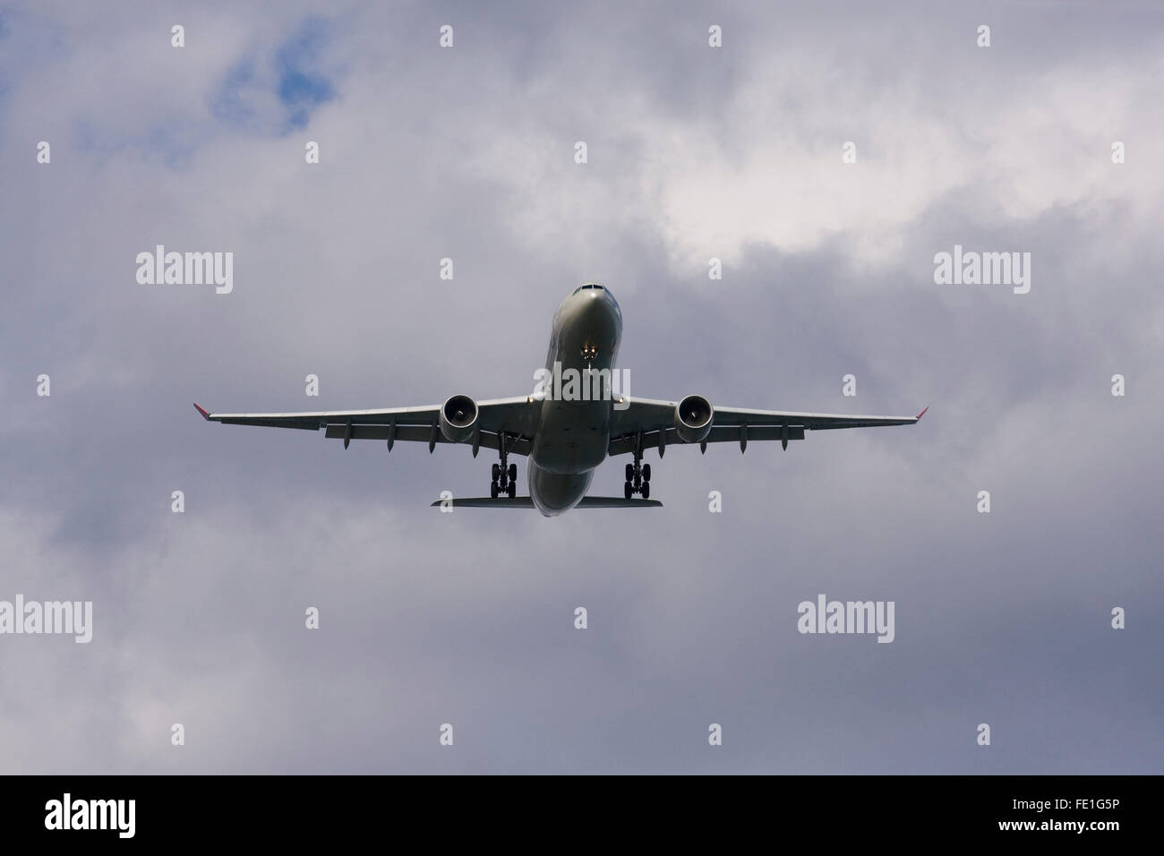 Jet Airliner mit ausgefahrenem Fahrwerk nach unten. Stockfoto