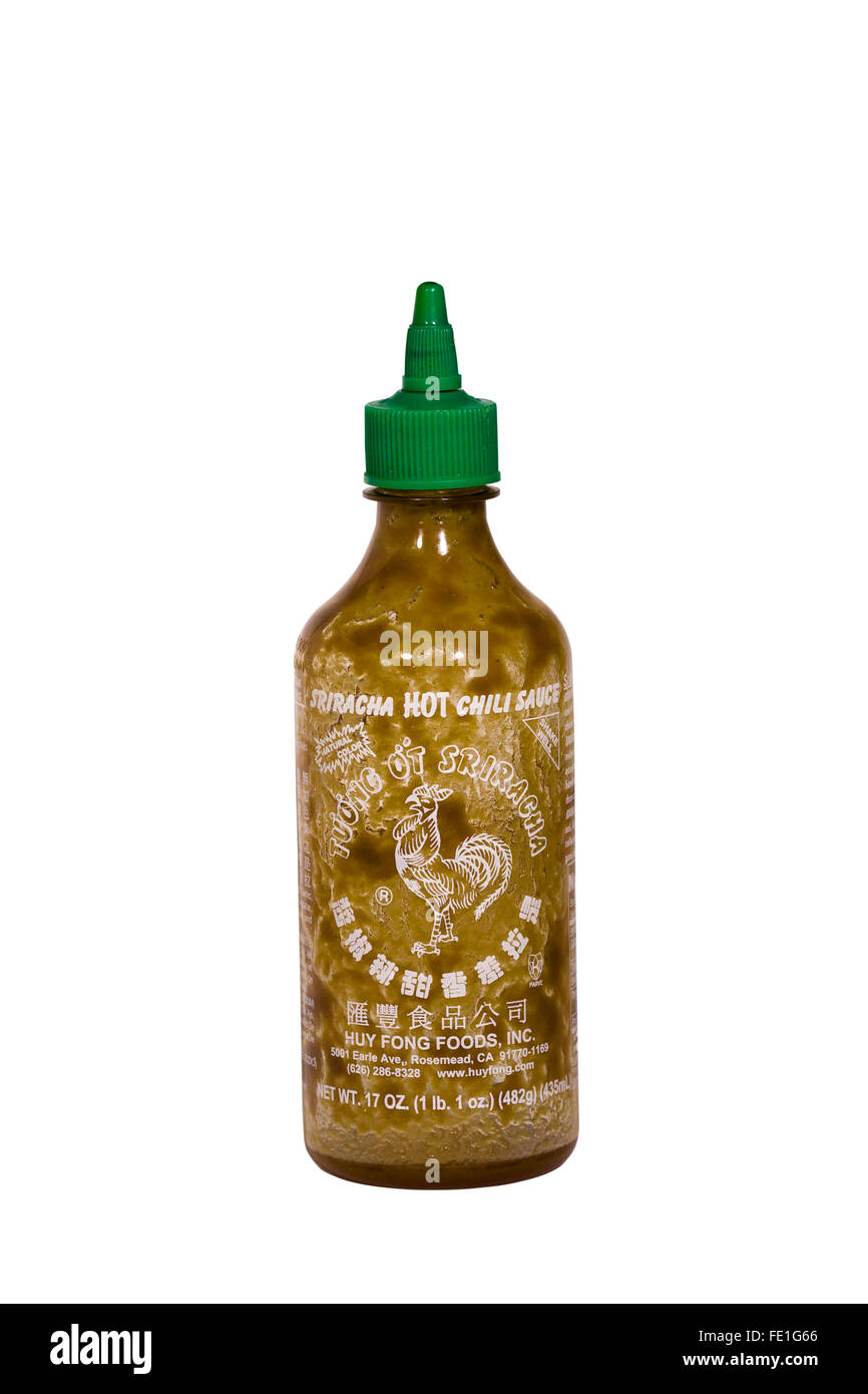 Schneiden Sie aus. Leere Flasche Sriracha HOT Chili Sauce Tuong Ot Sriracha HUY FONG FOODS INC. auf weißem Hintergrund Stockfoto