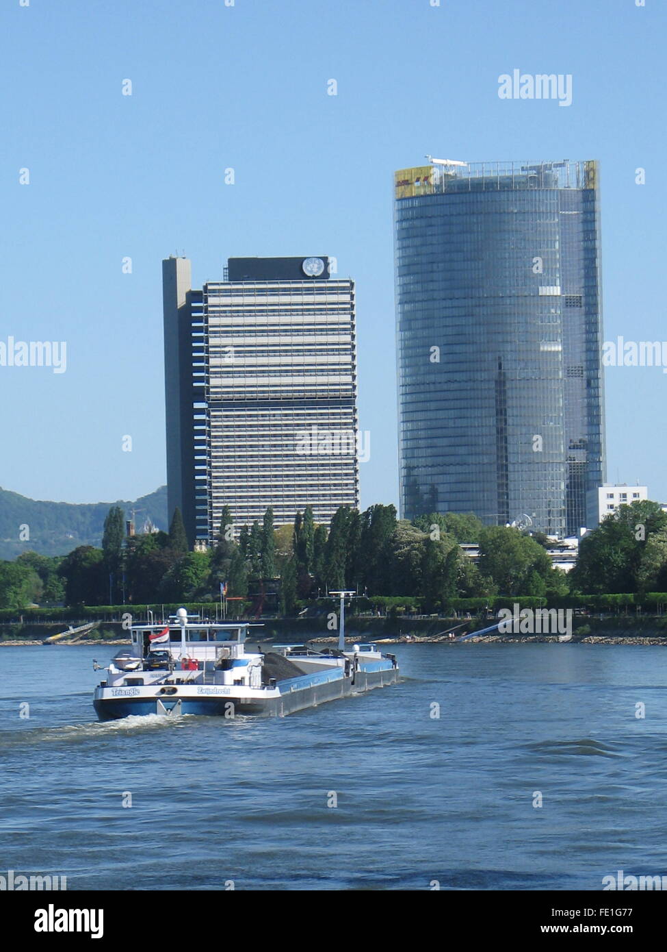 Rhein Flusslandschaft mit UN- und Post Tower in Bonn, Deutschland Stockfoto