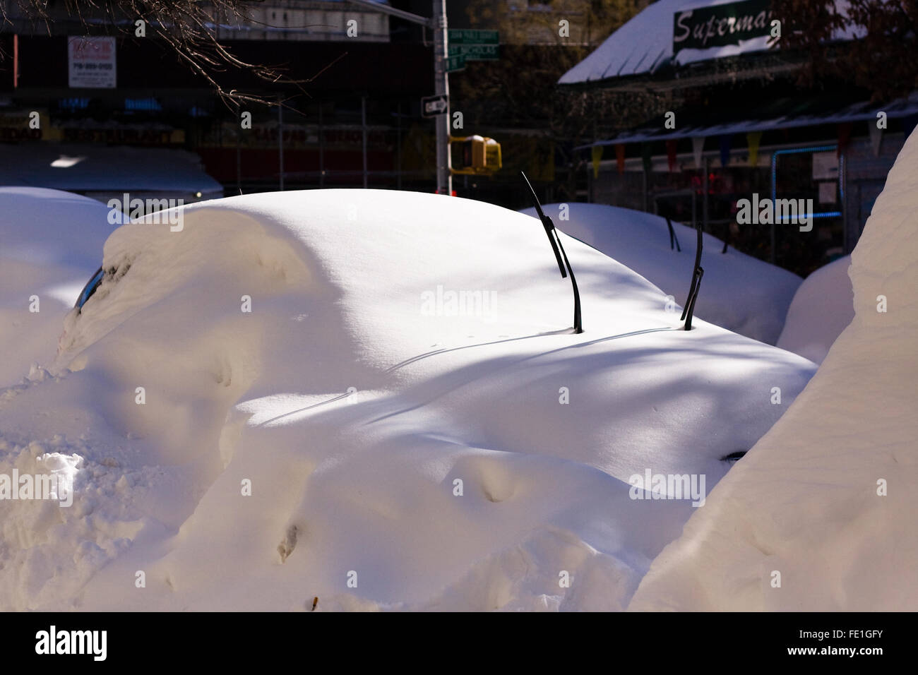 Fahrzeug auf einer Stadtstraße umgedrehten Scheibenwischer ragte aus dem Schnee bedeckt, nach einer Übernachtung Blizzard es begraben Stockfoto