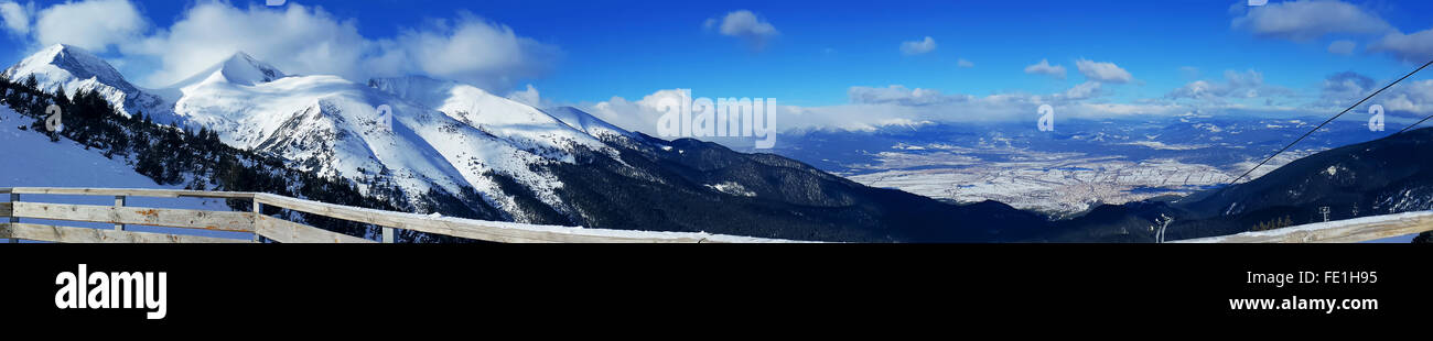 Panoramablick über Winterberge. Bansko, Bulgarien Stockfoto