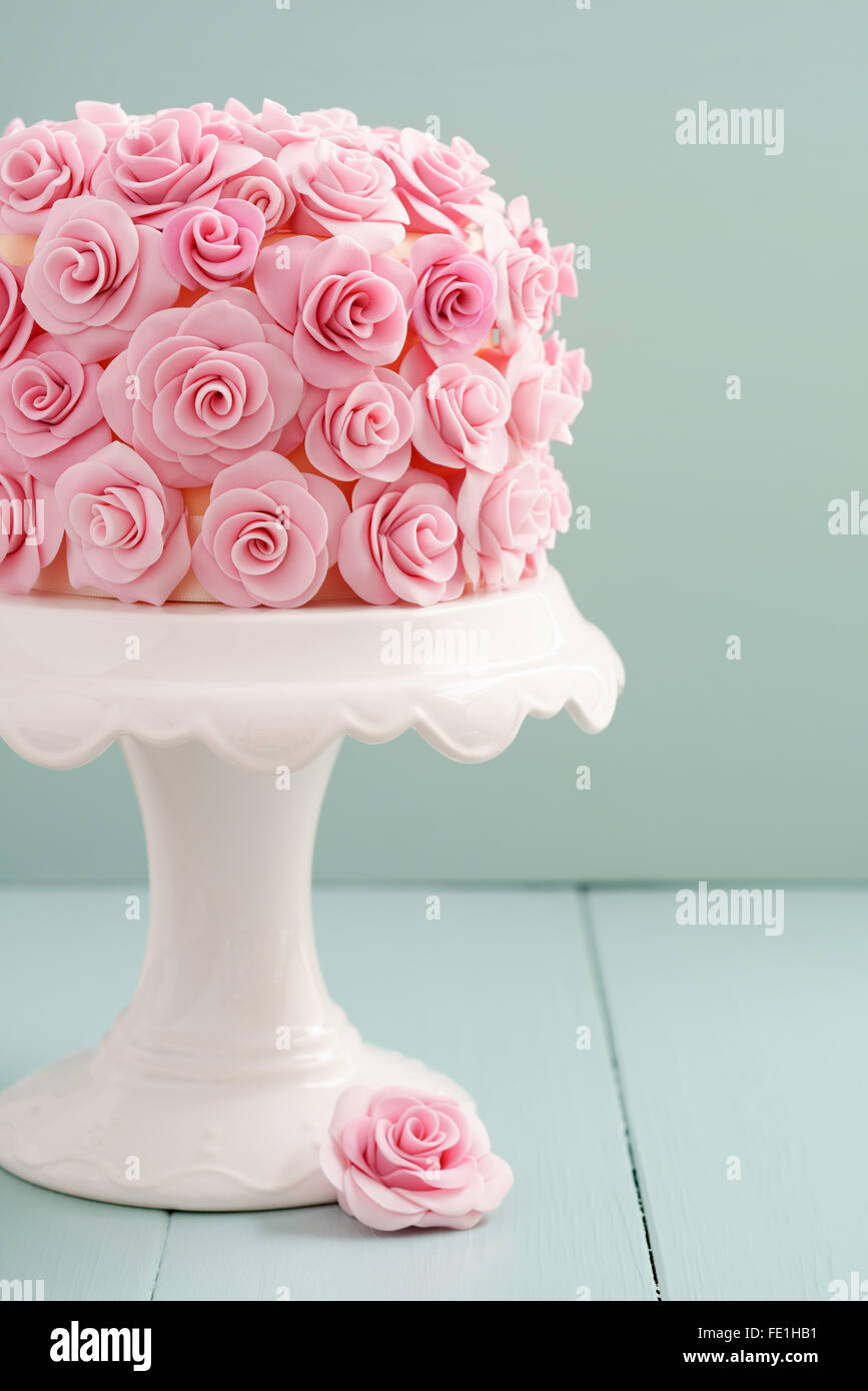 Kuchen mit Zucker Rosen Stockfoto