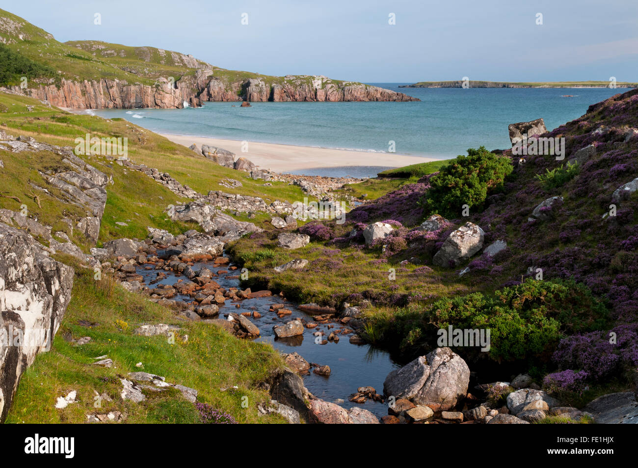 Die Mountain stream Allt Chailgeag fließt in die Nordsee am Strand von Tràigh Allt Chailgeag auf der nördlichen Küste von Scotla Stockfoto