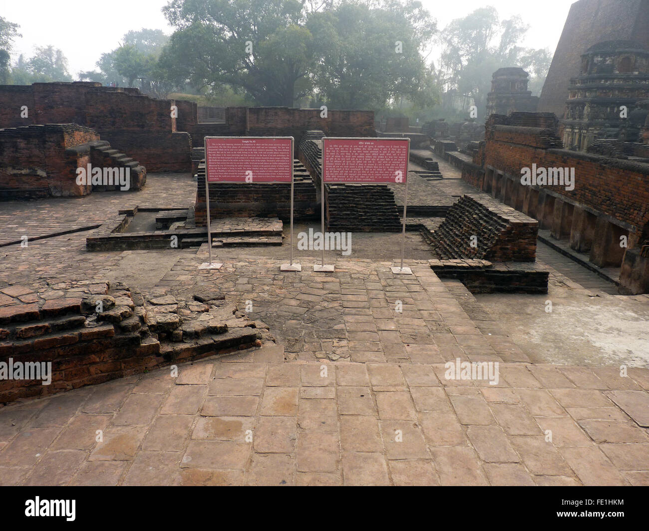 Ausgegrabenen Ruinen von Universität von Nalanda oder Nalanda Mahavihara, einem großen buddhistischen Kloster Stockfoto