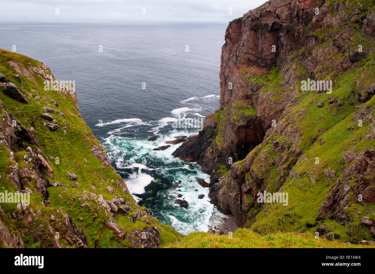 Ein Blick von den Klippen von einer kleinen Bucht am Cape Wrath, Sutherland, Schottland. August. Stockfoto