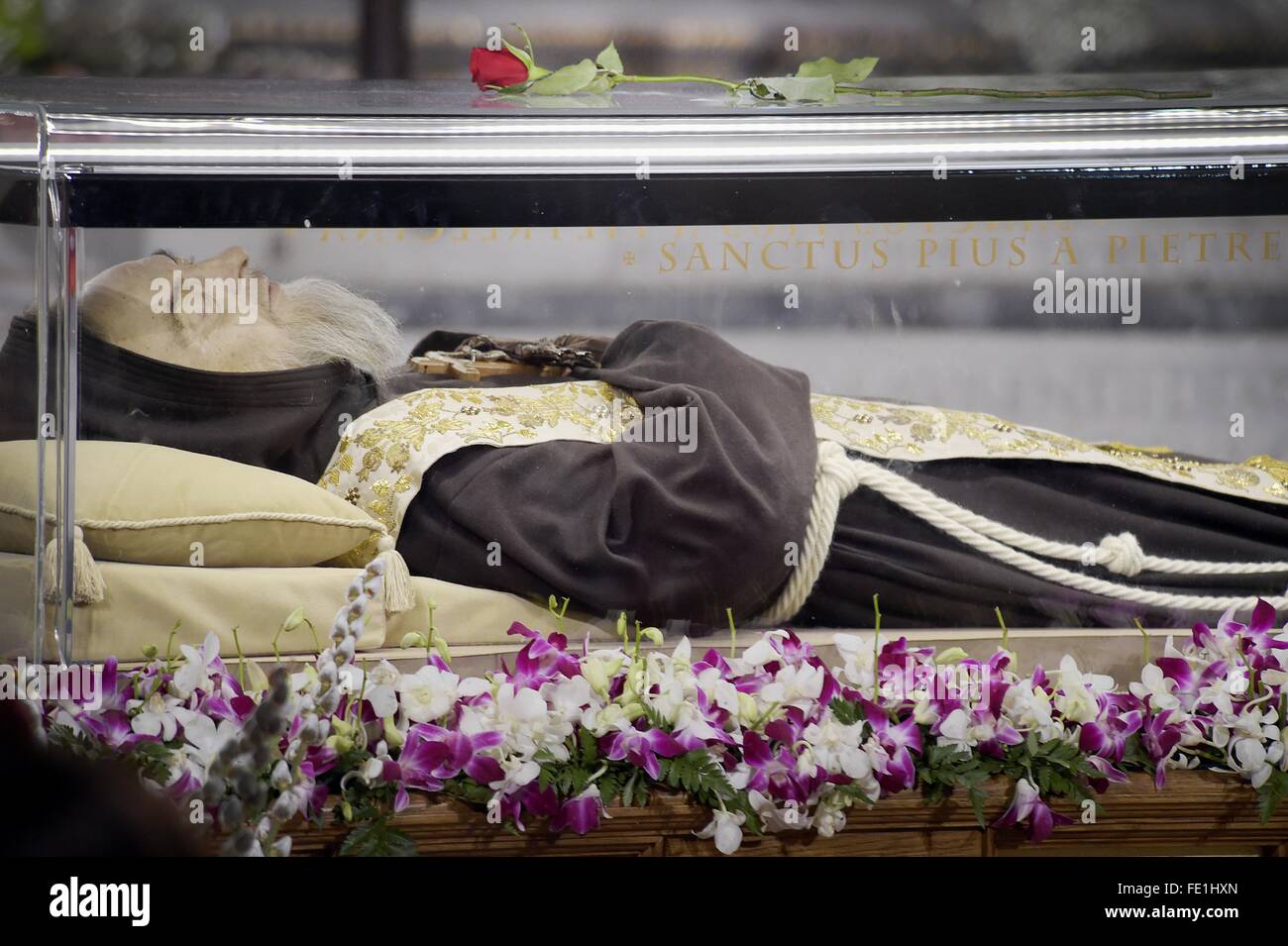 Rom, Italien. 3. Februar 2016. ausgesetzt sind die Überreste von Pater Pio von Pietrelcina, besser bekannt als Pater Pio in San Lorenzo Fuori le Mura zur Verehrung während das Jubiläum der Barmherzigkeit. Die Reliquien des Heiligen in der Basilika bleibt bis zum 5. Februar, wenn in einer Prozession entlang der Via della Conciliazione zum Petersplatz und dann in der Basilika des Heiligen Petrus durchgeführt werden. Am nächsten Tag, Samstag, 6. Februar, erhalten der Papst im Publikum die Gebetsgruppen von Padre Pio. Bildnachweis: AGENZIA SINTESI/Alamy Live-Nachrichten Stockfoto