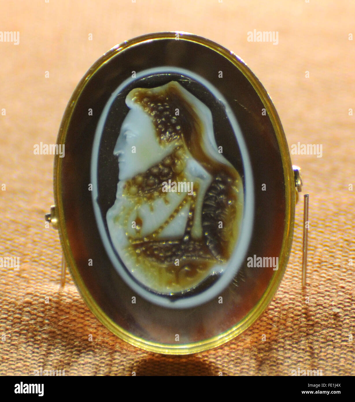 Elizabeth ich (1533-1603). Königin von England und Irland (1558-1603). Cameo-Auftritt, Julien de Fontenay (16. Jahrhundert) zugeschrieben. C.1575. Sardonyx und Gold. Die Eremitage. Sankt Petersburg. Russland. Stockfoto