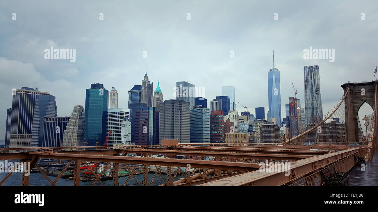 Skyline von New York City mit Brooklyn Bridge und Manhattan Blick an einem regnerischen Tag Stockfoto