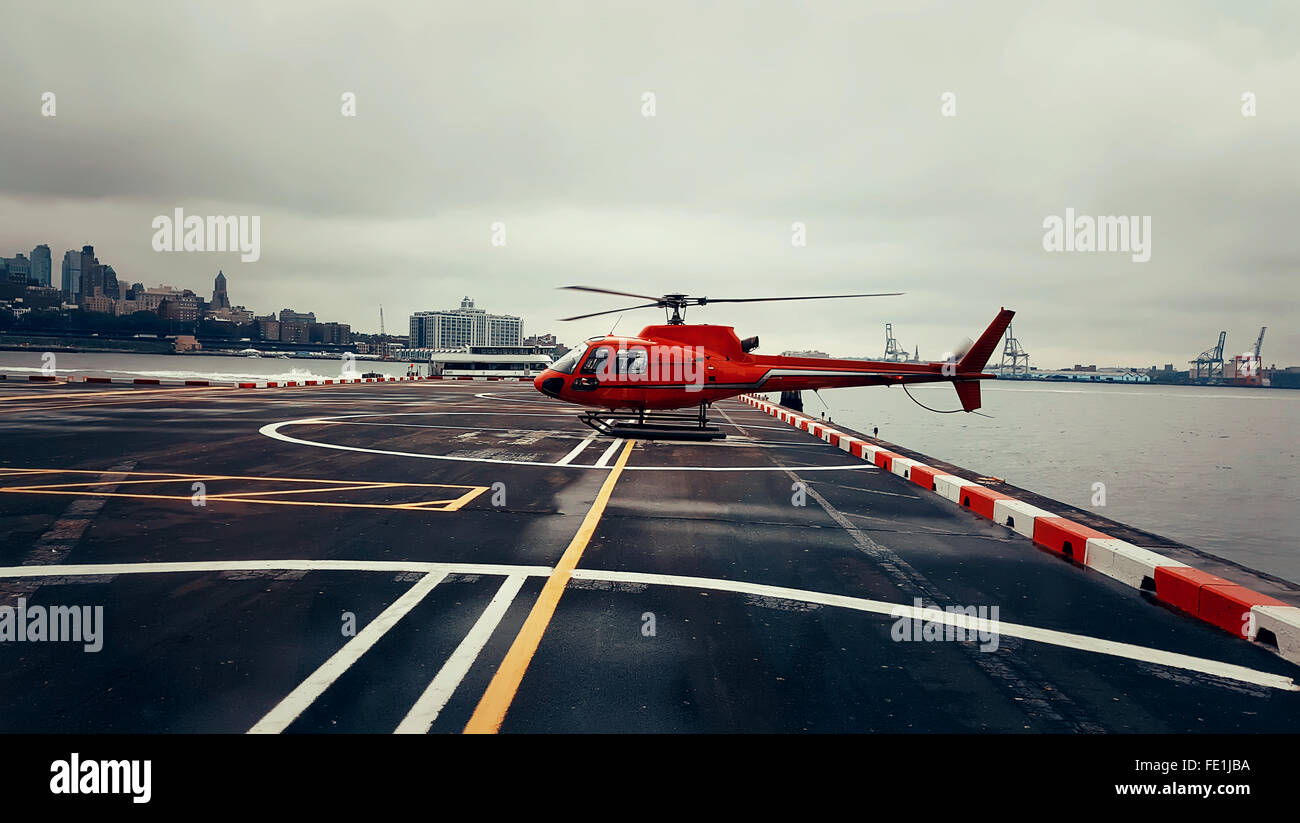 Hubschrauber verwendet für Sightseeing-Touren in der Nähe von Hudson River in New York City geparkt Stockfoto