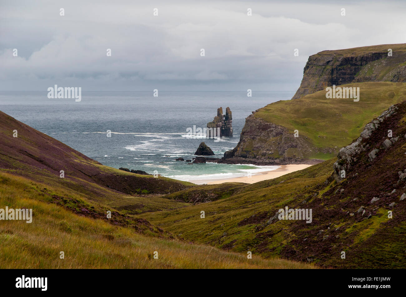 Ein Blick auf Kearvaig Bay und Stapel Clò Kearvaig am Cape Wrath, Sutherland, Schottland. August. Stockfoto