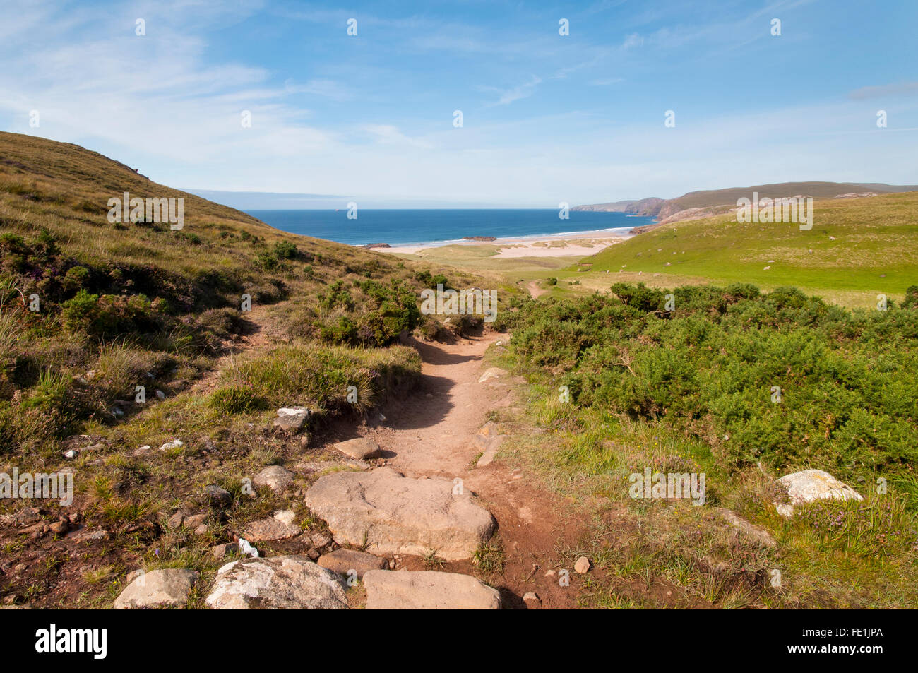Der Wanderweg cresting den letzte Grat bevor Sie aufbrechen Sandwood Bay auf der Halbinsel Cape Wrath in Sutherland, Schottland. Au Stockfoto