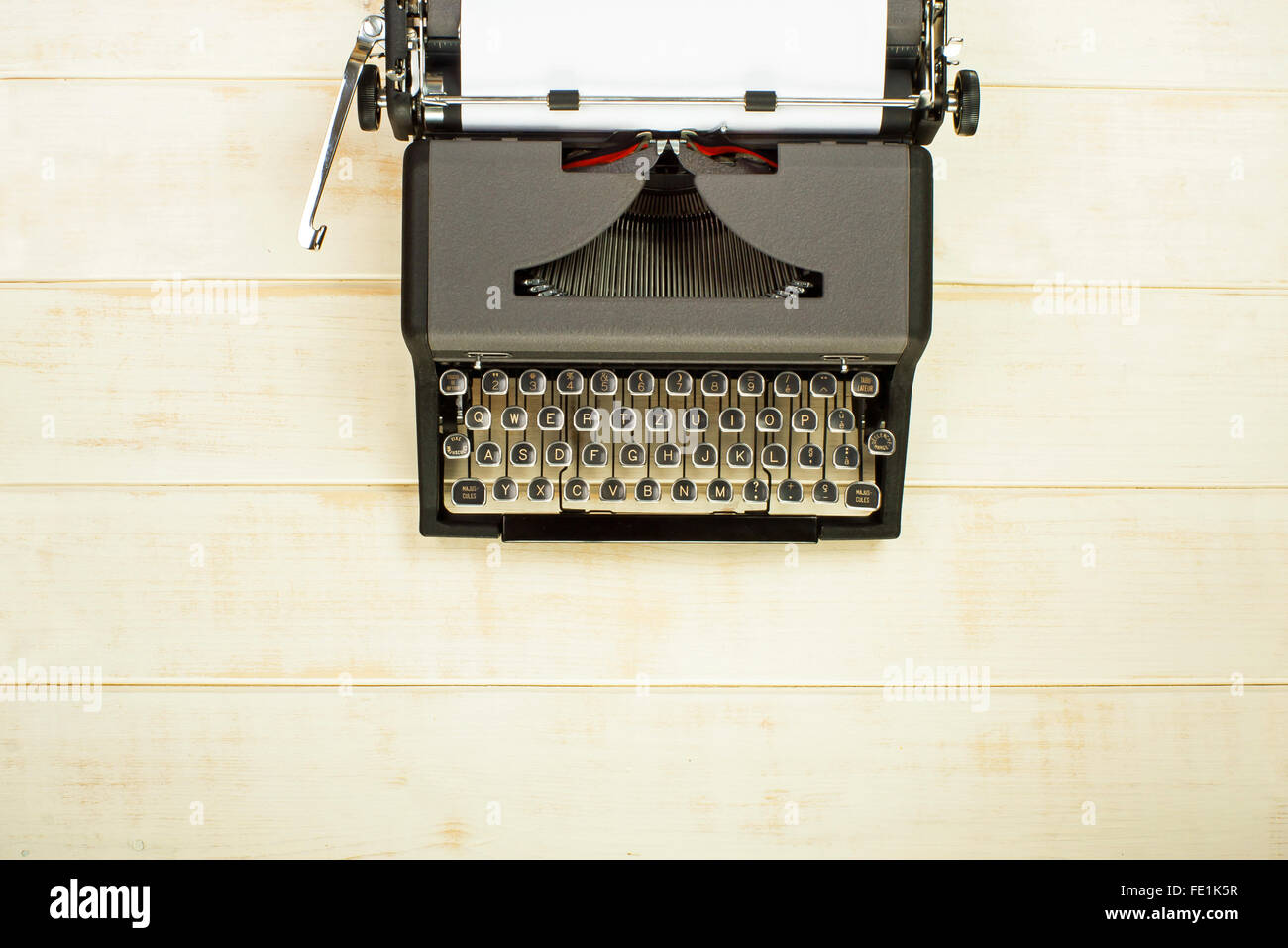 Vintage Schreibmaschine auf einem Holztisch Stockfoto