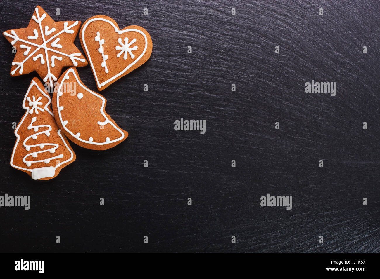 Weihnachtsplätzchen - Lebkuchen auf Schiefer Tafel Stockfoto