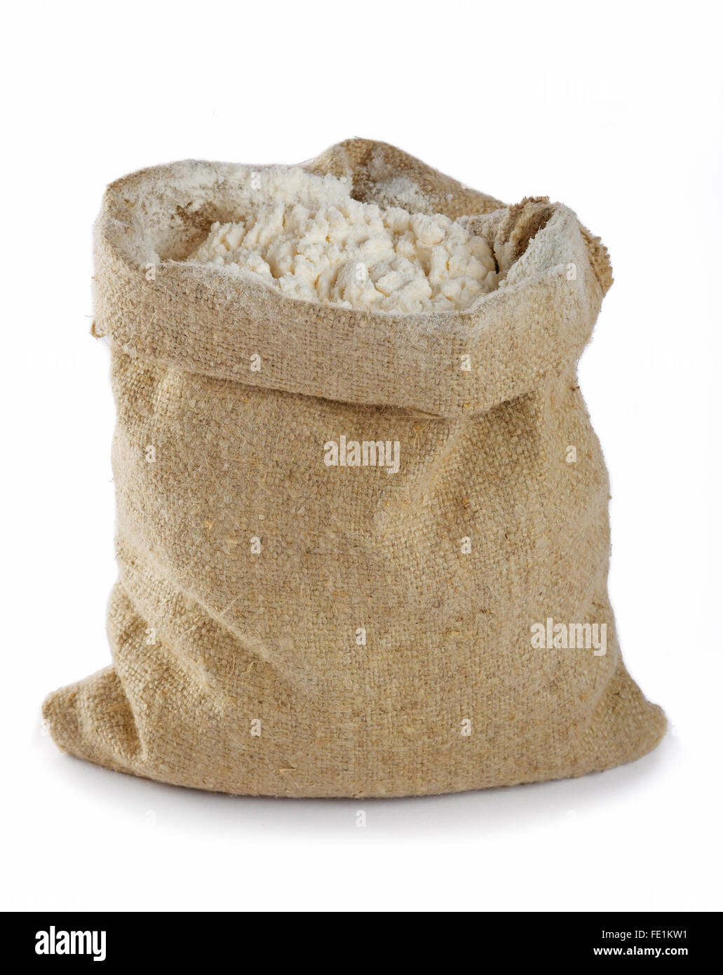 Mehl in Segeltuchtasche isoliert auf weißem Hintergrund Stockfoto