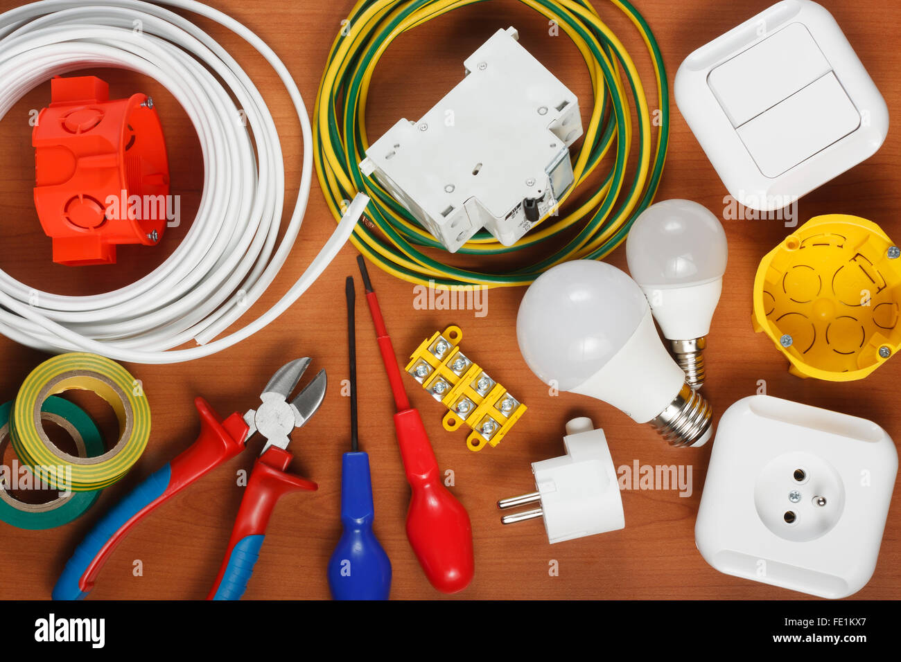 Elektrische Geräte und Werkzeuge auf dem Schreibtisch Stockfoto